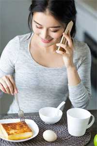 意外流产十年后，老公带着小三和孩子逼我离婚