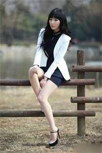 女儿在孤岛被毒蛇咬伤时，总裁老公在和白月光拍婚纱照