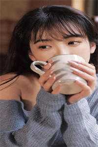 非洲淘金还债，老公为哄黑美人推我进狮群