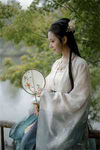 结婚五年，他的小青梅疯狂追了他五年