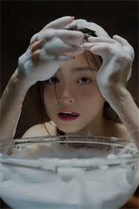 六一节女儿包粽子，大家看到后都疯了