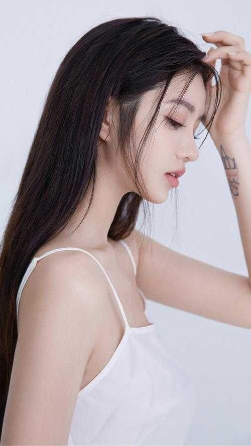 爷爷要我选妻，我选了人狠话少的青梅