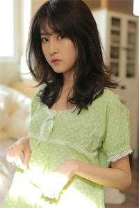 青山后似有孤月